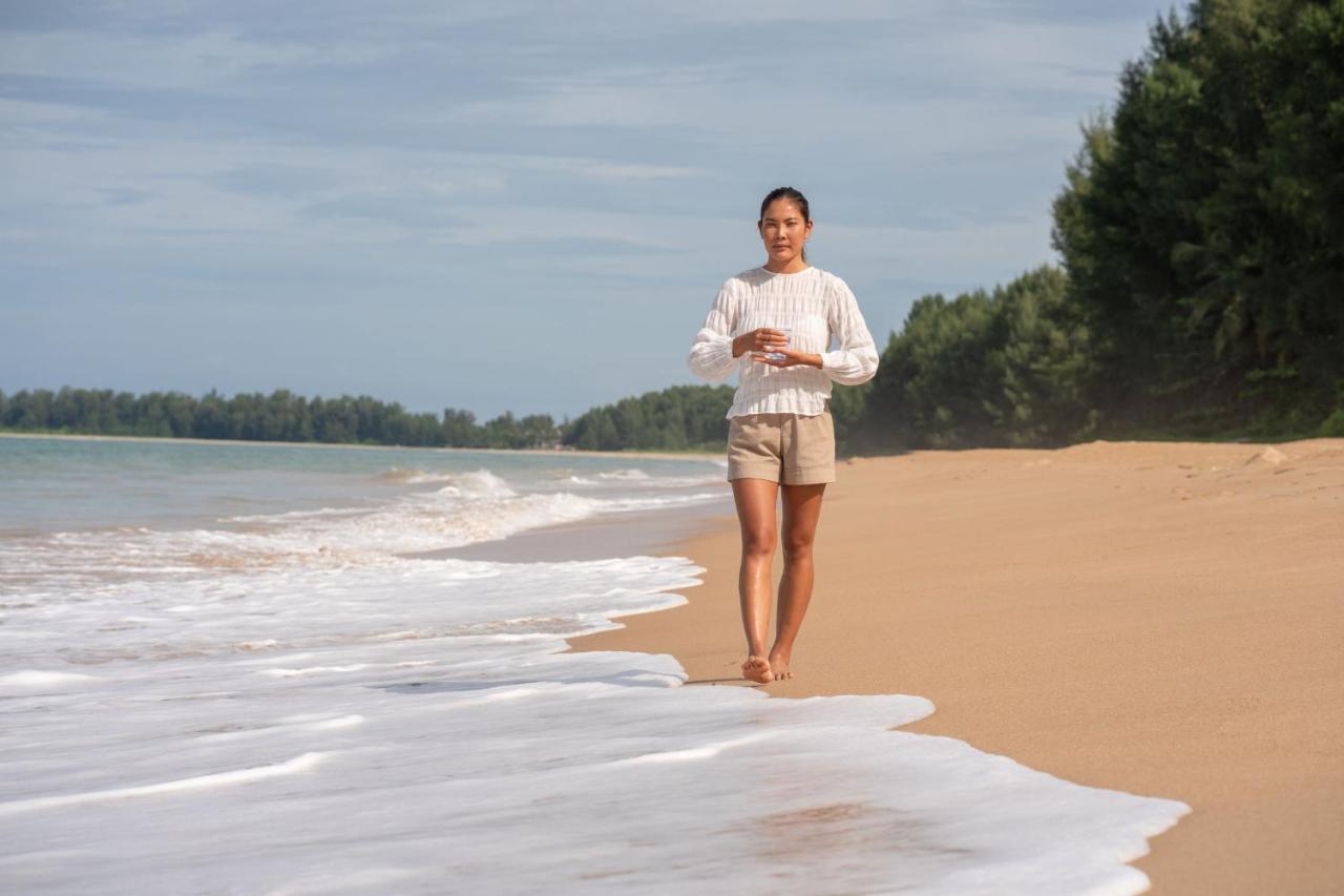 Jw Marriott Khao Lak Resort And Spa Экстерьер фото A woman walking on a beach