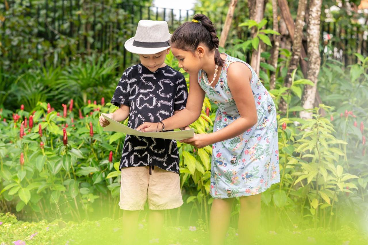 Jw Marriott Khao Lak Resort And Spa Экстерьер фото Children at the National Museum of Natural History