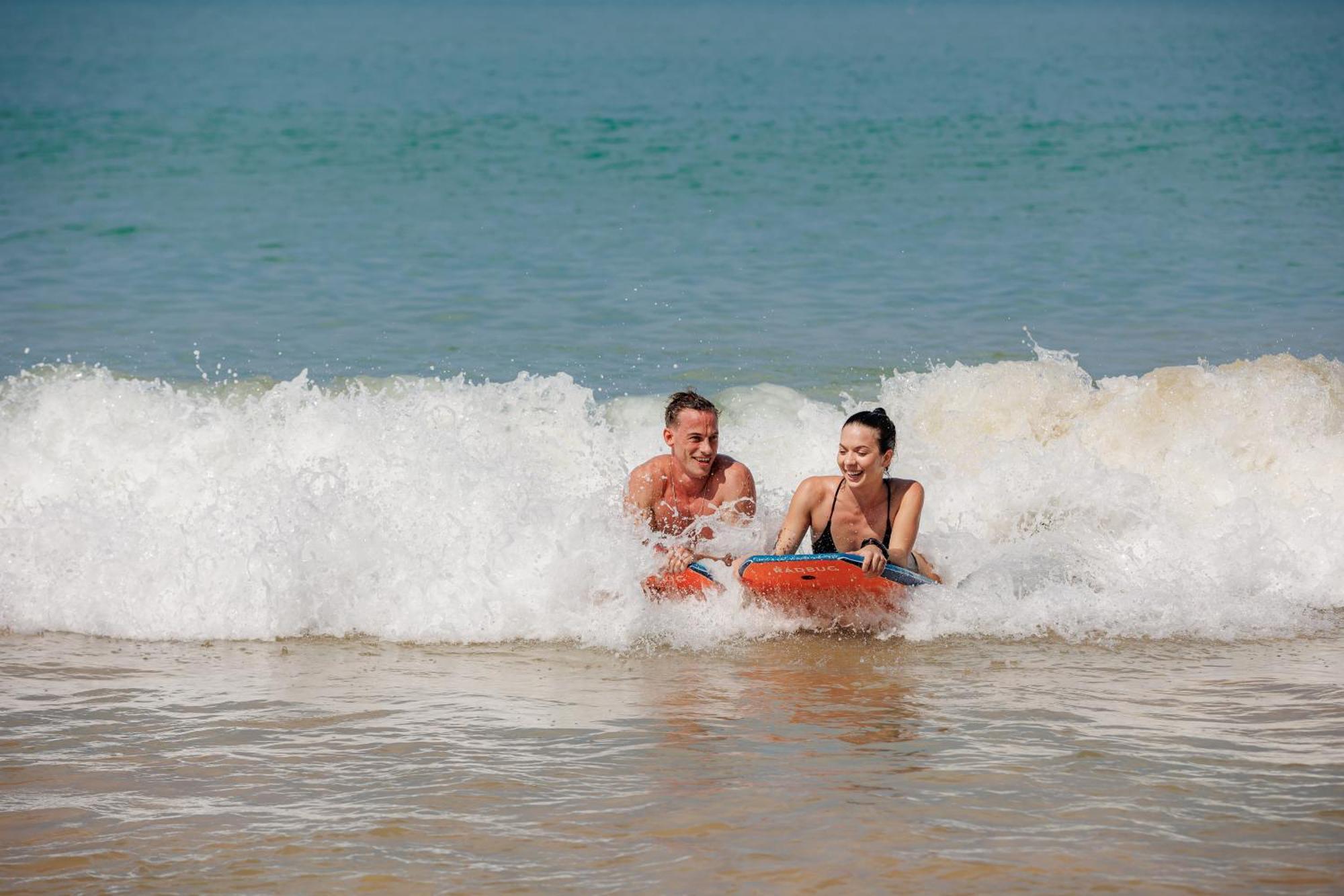 Jw Marriott Khao Lak Resort And Spa Экстерьер фото Bodyboarding in the waves
