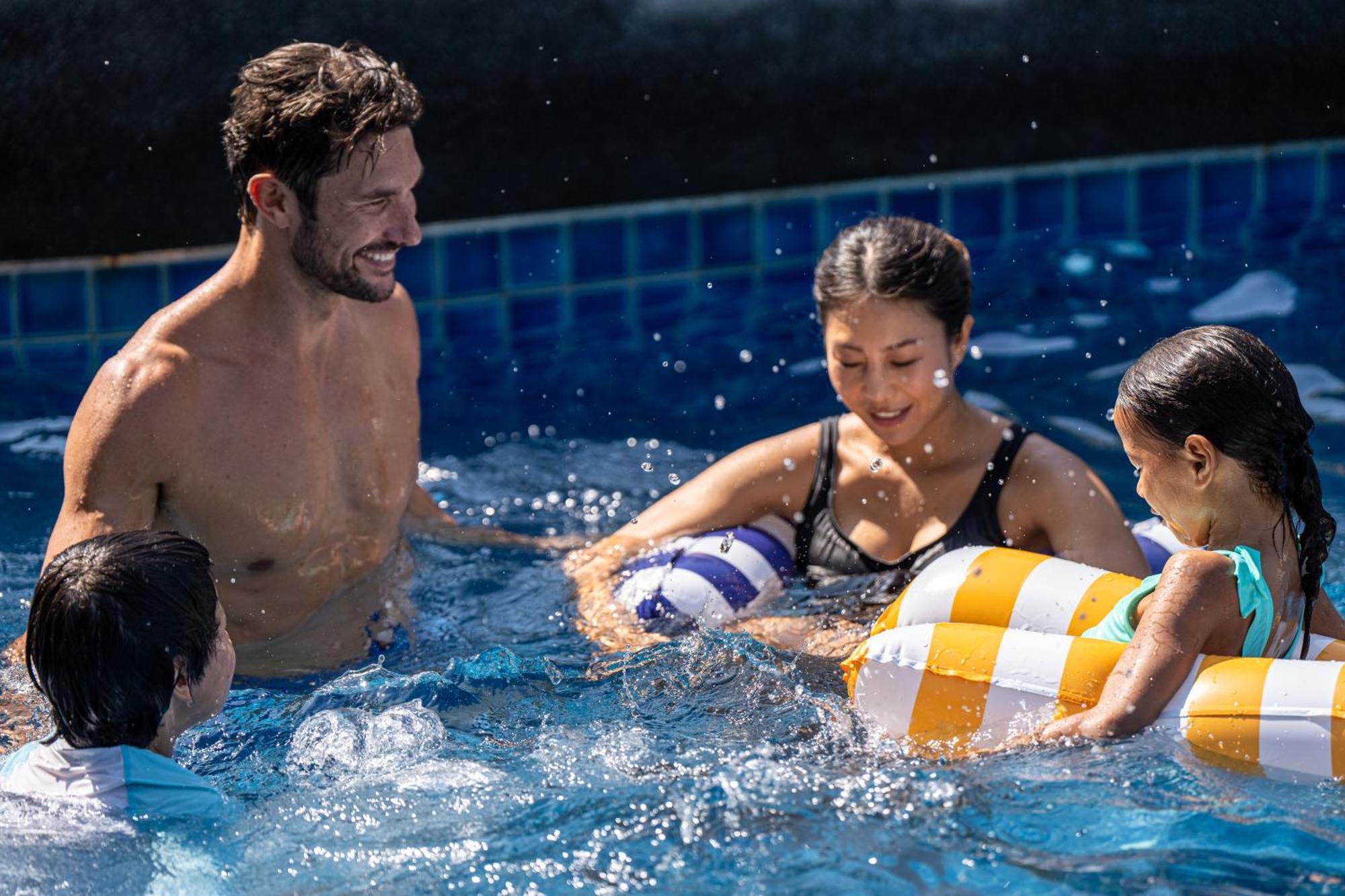 Jw Marriott Khao Lak Resort And Spa Экстерьер фото Family playing in a swimming pool