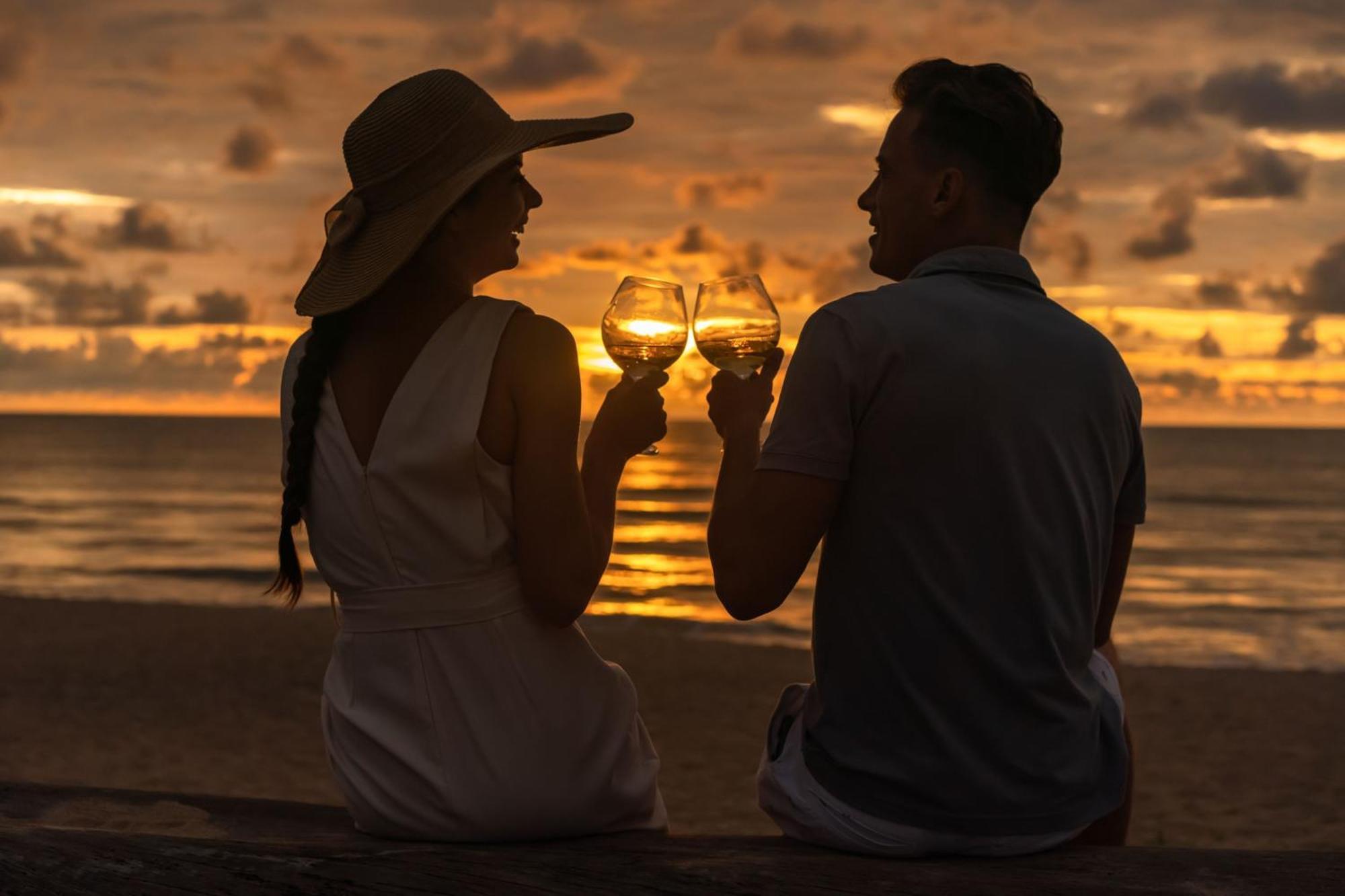 Jw Marriott Khao Lak Resort And Spa Экстерьер фото Sunset at the beach