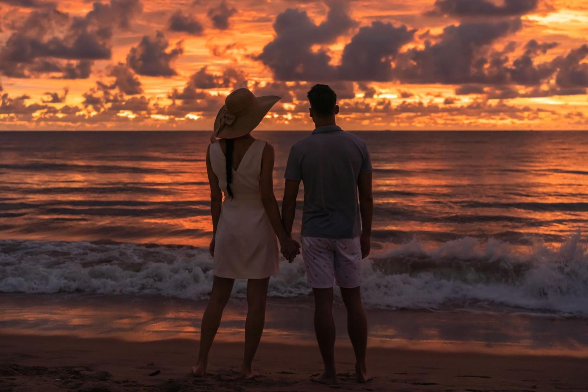 Jw Marriott Khao Lak Resort And Spa Экстерьер фото Sunset at the beach