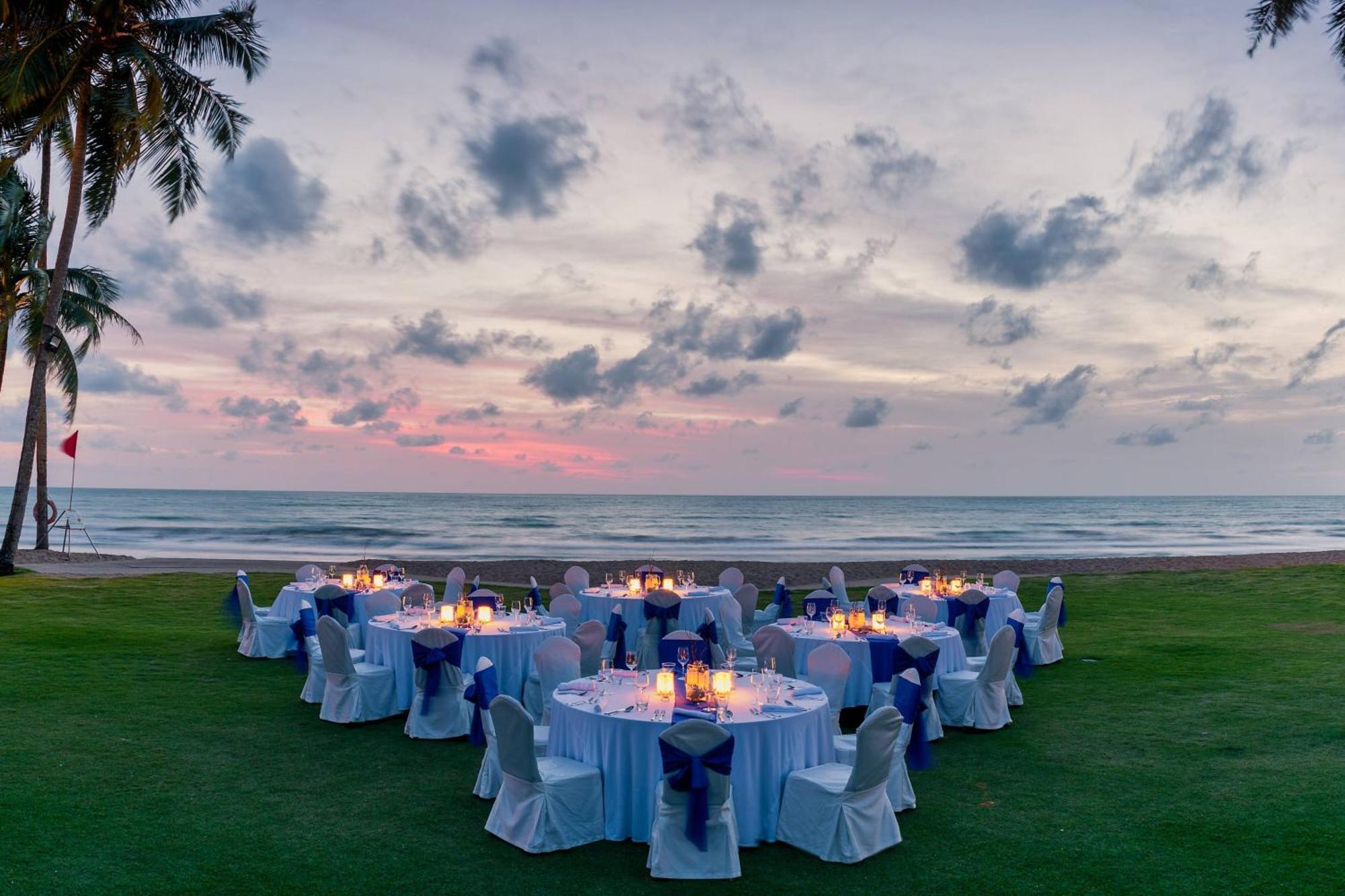 Jw Marriott Khao Lak Resort And Spa Экстерьер фото The Beachfront Lawn